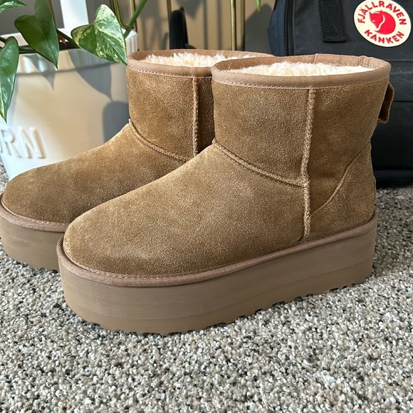 Practically brand new platform uggs. Only been worn once! - Picture 7 of 9